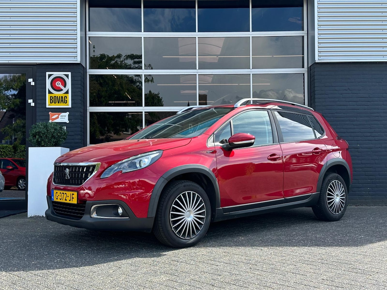 Peugeot 2008 - 1.2 Signature, Airco, Bluetooth, Cruise, Carplay, Navi, PDC, NAP, APK - AutoWereld.nl