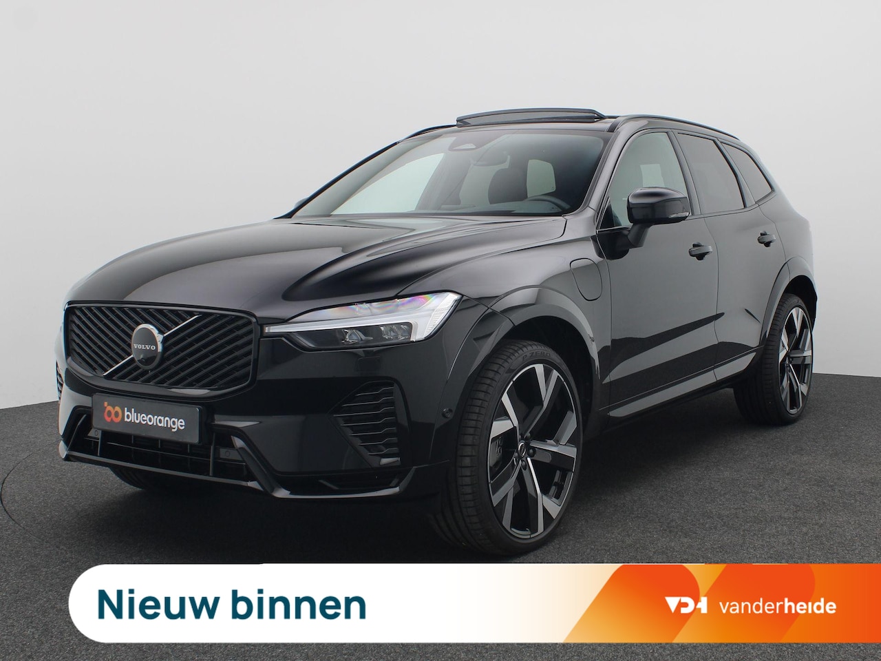 Volvo XC60 - 2.0 T6 Plug-in hybrid AWD Plus Dark 350PK Aut. Panoramadak, Trekhaak, Luchtvering, 22" LM - AutoWereld.nl