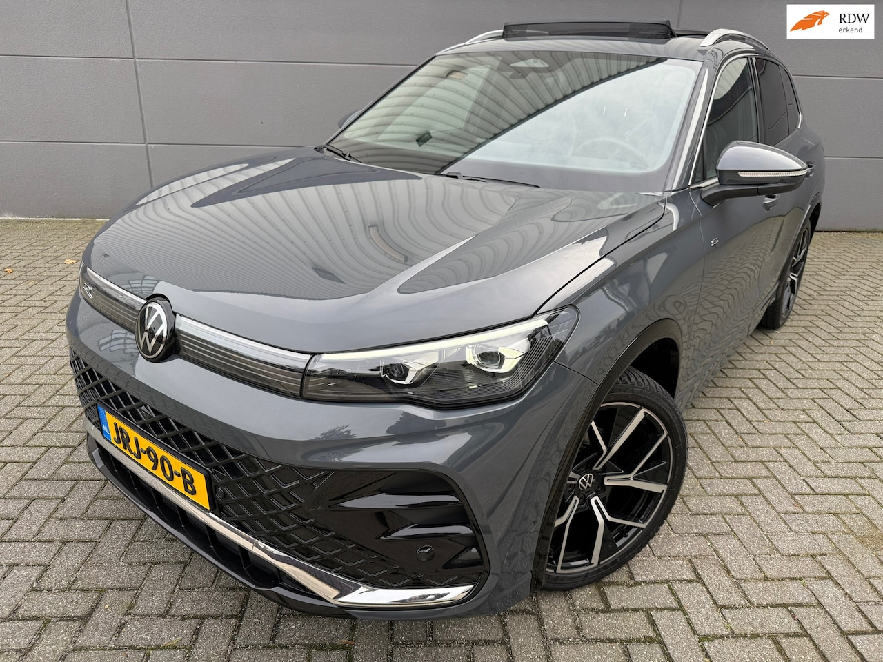 Volkswagen Tiguan - 1.5 eTSI R-Line Business150PK*PANAROMADAK*STOEL KOLING & VERWARMING*1 EIGNAAR*360 CAMERA - AutoWereld.nl