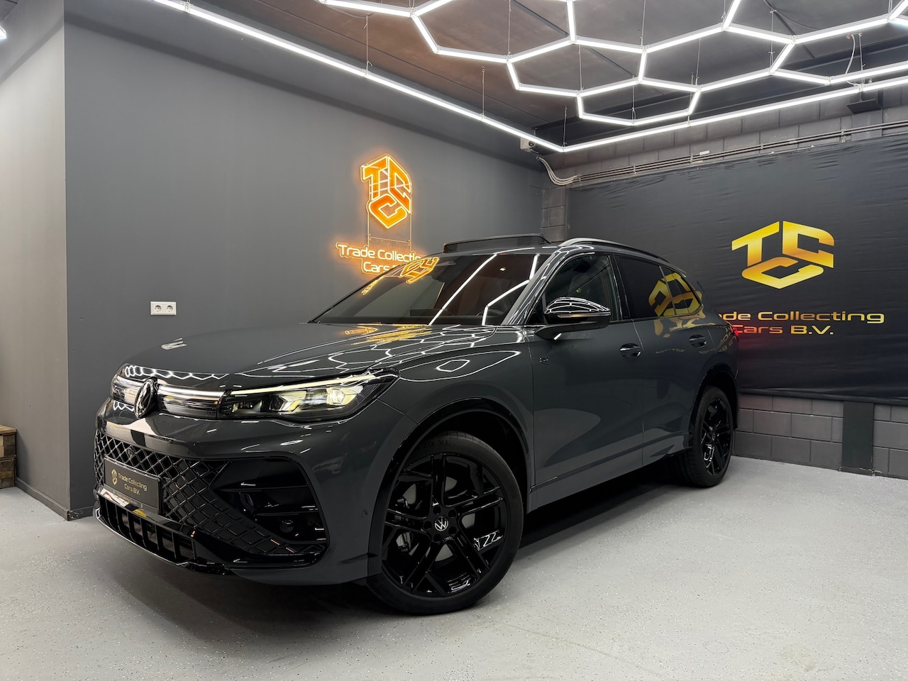 Volkswagen Tiguan - 2.0 TSI 4motion 265PK R-line Edition PANO-KEYLESS-DHOEK-CAM-CARPLAY - AutoWereld.nl