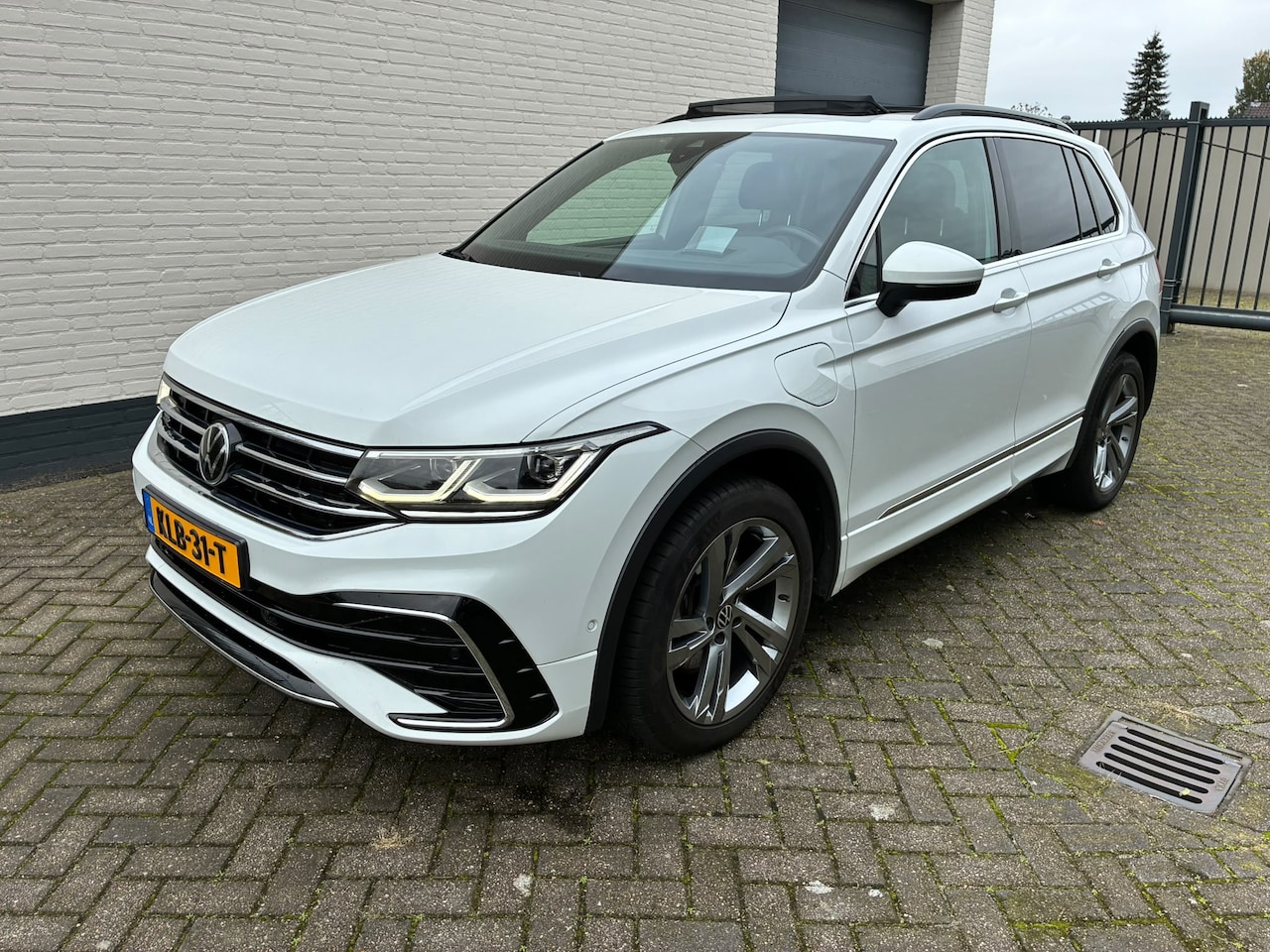 Volkswagen Tiguan - 1.4 TSI eHybrid R-Line Business Panoramadak, Trekhaak, Matrix-Led-koplamp - AutoWereld.nl