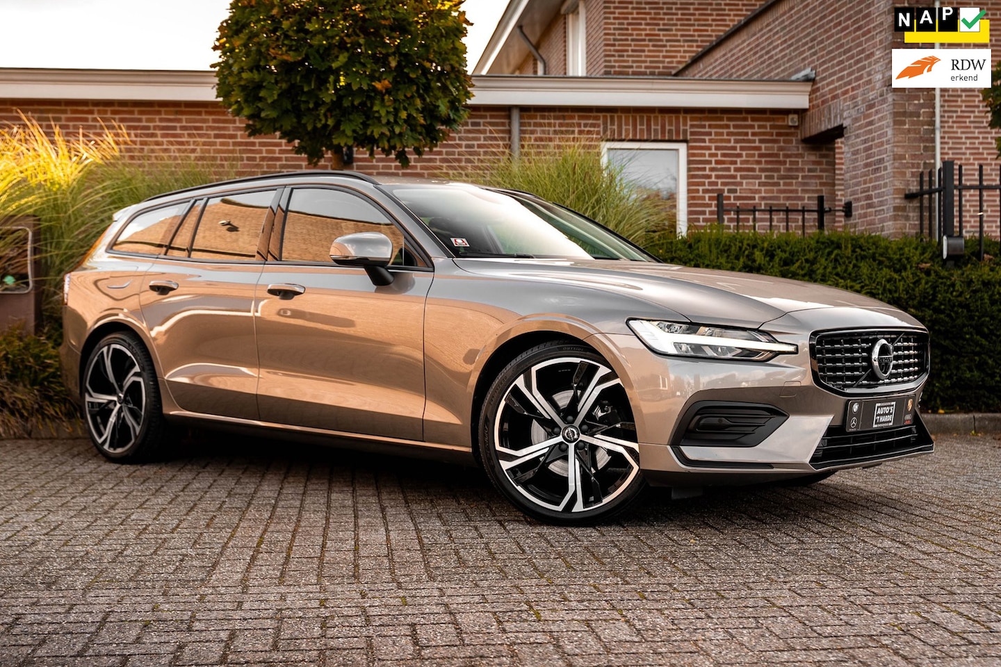 Volvo V60 - 2.0 B3 Momentum Advantage 163 PK 1e Eig Adaptive Stoel/stuurverw. Camera 20'' - AutoWereld.nl