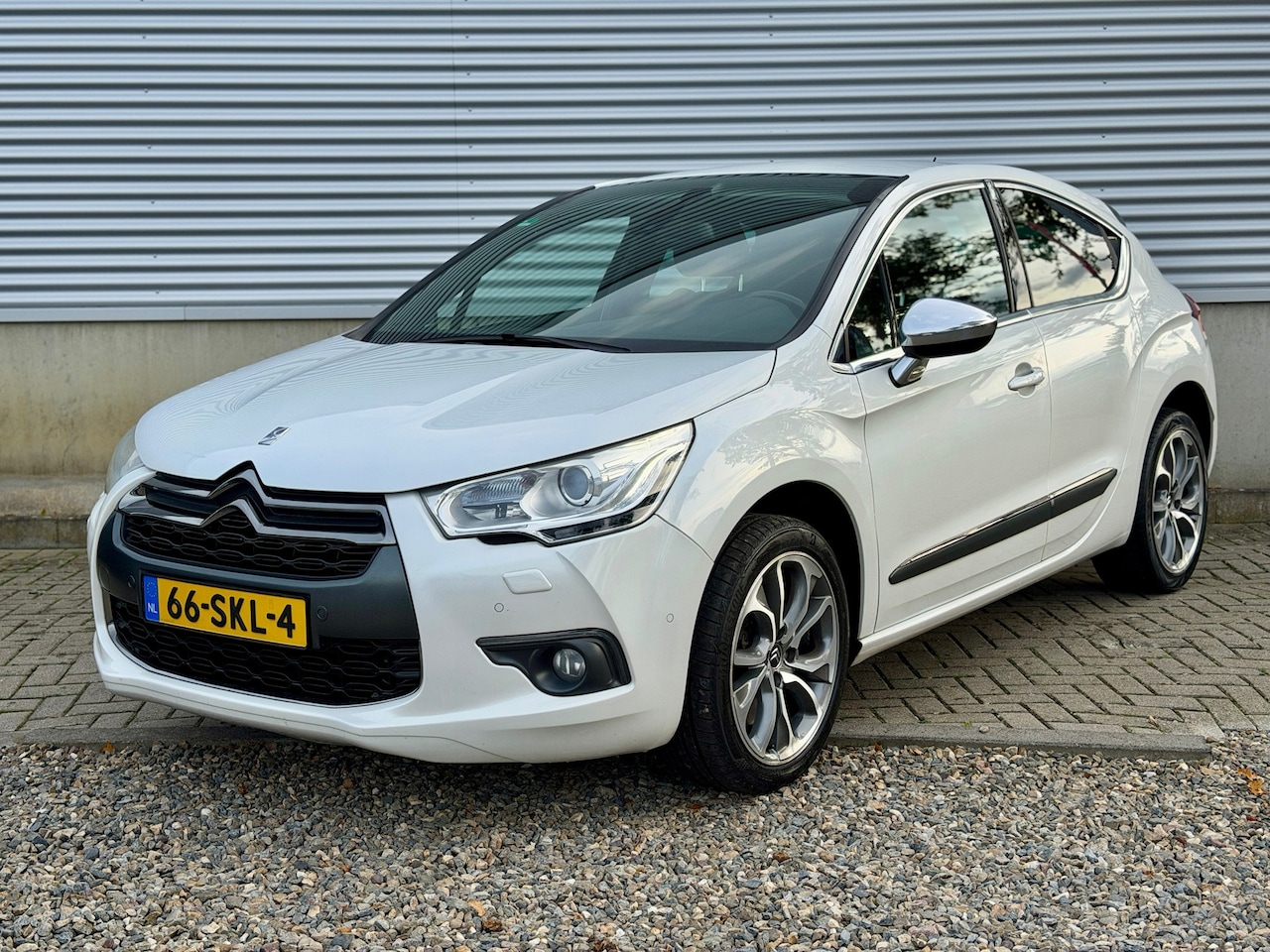 Citroën DS4 - 1.6 THP Sport Chic [ fm navi,leer,pdc,18``lmv ] - AutoWereld.nl