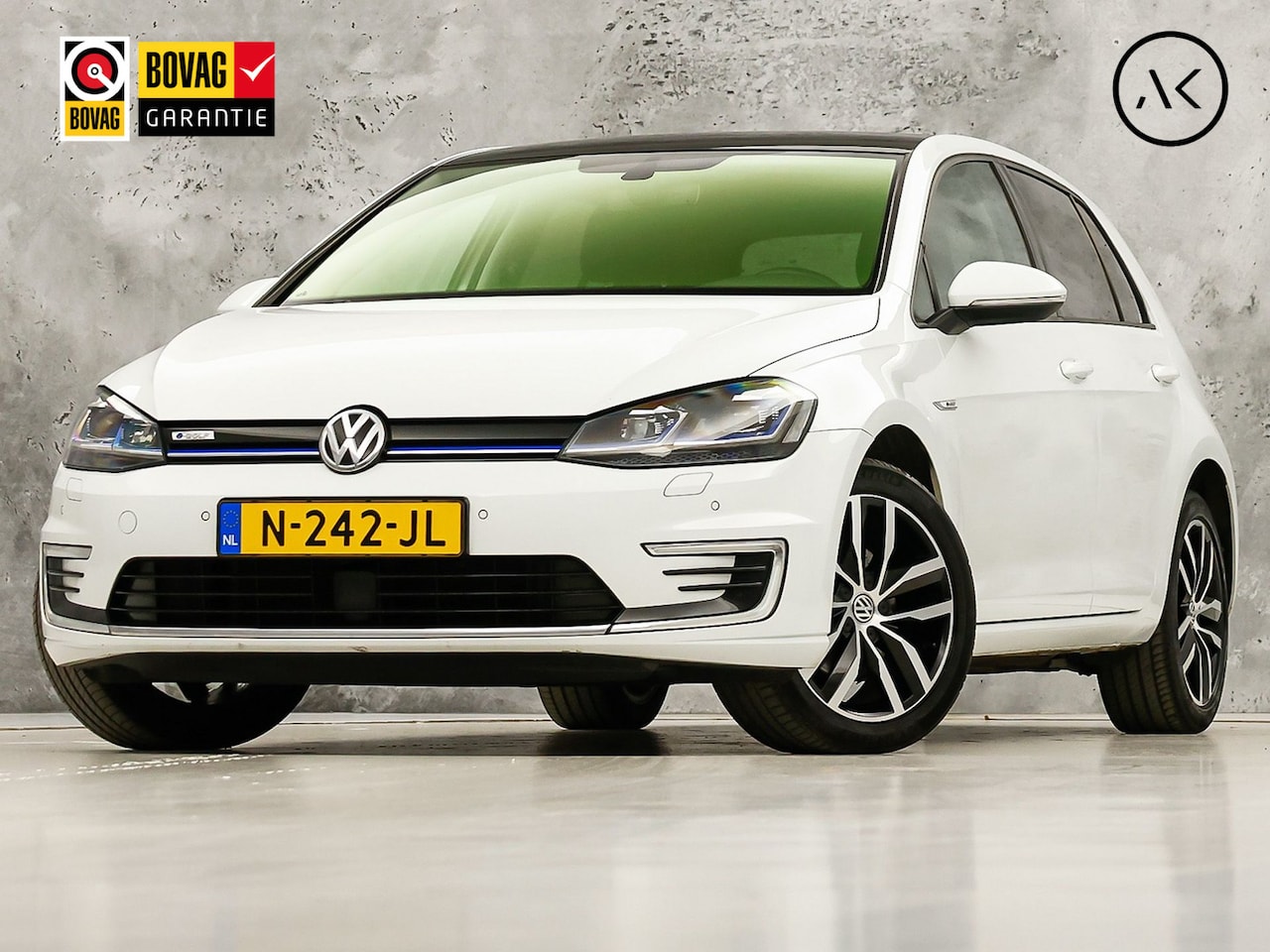 Volkswagen e-Golf - e-Golf Sportline Deluxe Automaat (VIRTUAL COCKPIT, SOH 91,6%, APPLE CARPLAY, GROOT NAVI, C - AutoWereld.nl