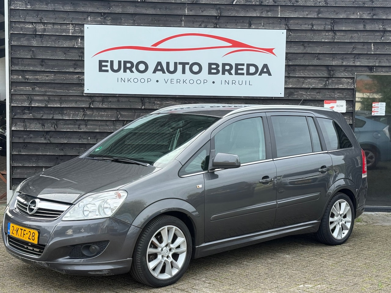 Opel Zafira - 1.8 Cosmo Aantal zitplaatsen 7 - AutoWereld.nl