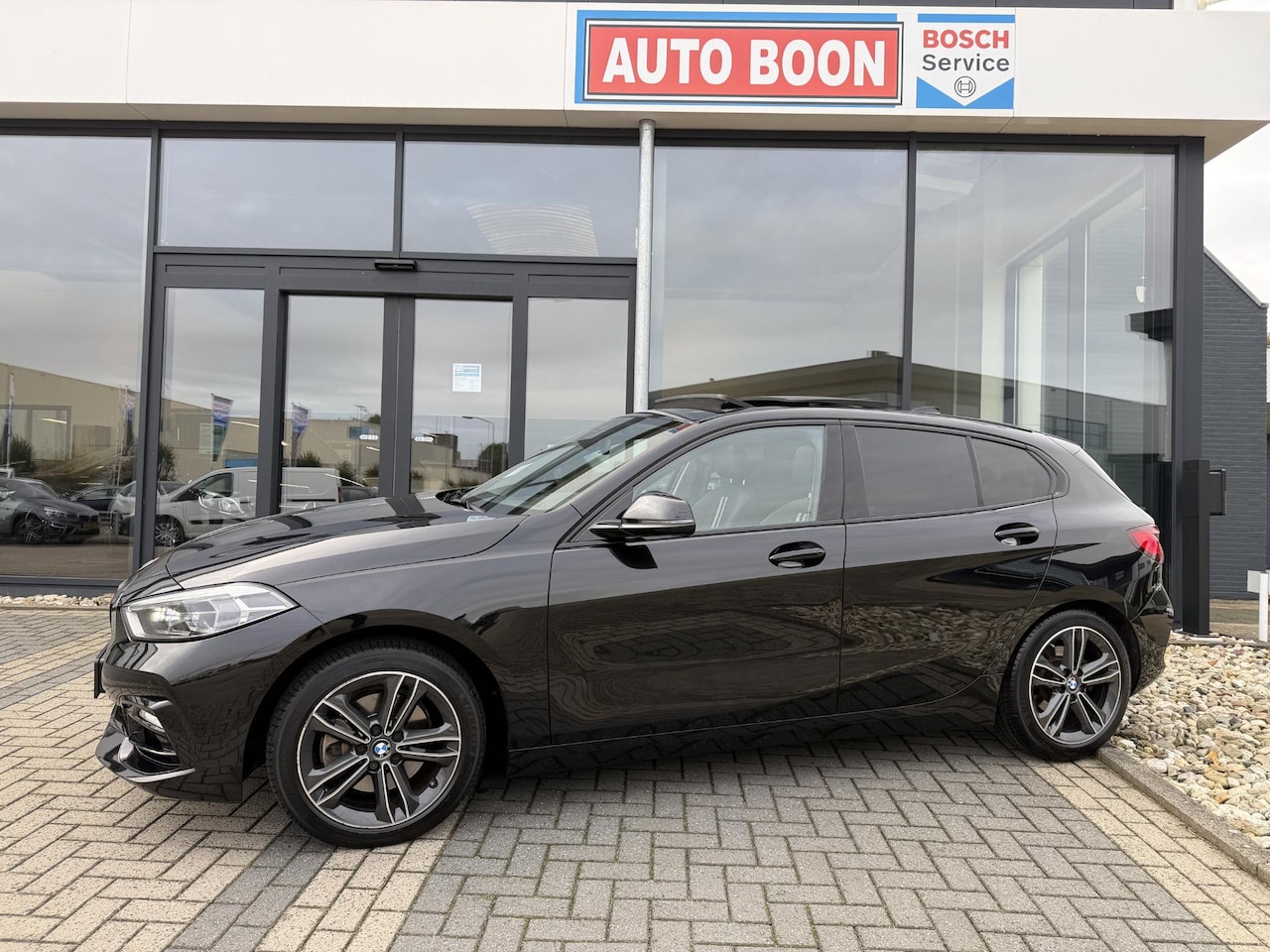 BMW 1-serie - 118i 140PK AUTOMAAT HE PANO/H&K/APPCARPLAY/HUD/ NAVI/DIGICOCKPIT/LED/2XKEYLESS/P-CAM/2XPDC - AutoWereld.nl
