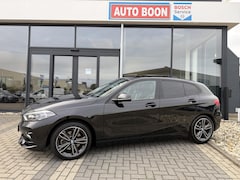 BMW 1-serie - 118i 140PK AUTOMAAT HE PANO/H&K/APPCARPLAY/HUD/ NAVI/DIGICOCKPIT/LED/2XKEYLESS/P-CAM/2XPDC
