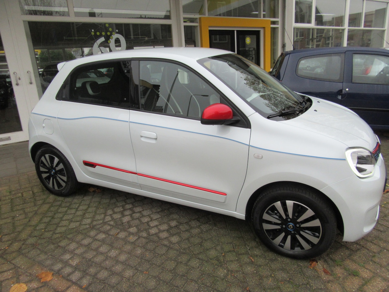 Renault Twingo Z.E. - R80 Intens Navigatie Camera Park.sensoren Stoelverwarming Lichtm.velgen - AutoWereld.nl