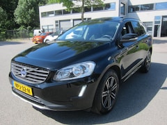 Volvo XC60 - 2.0 D3 FWD GRIJS KENTEKEN PANO DAK NAVI BLACK LINE DEALER AUTO