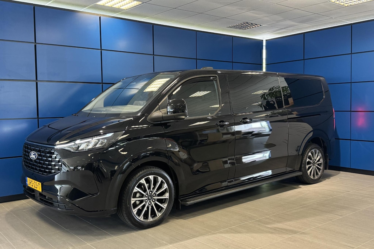 Ford Tourneo Custom - 340 2.5 PHEV Automaat L2H1 Titanium X Full option/ Prijs is excl. BTW. - AutoWereld.nl