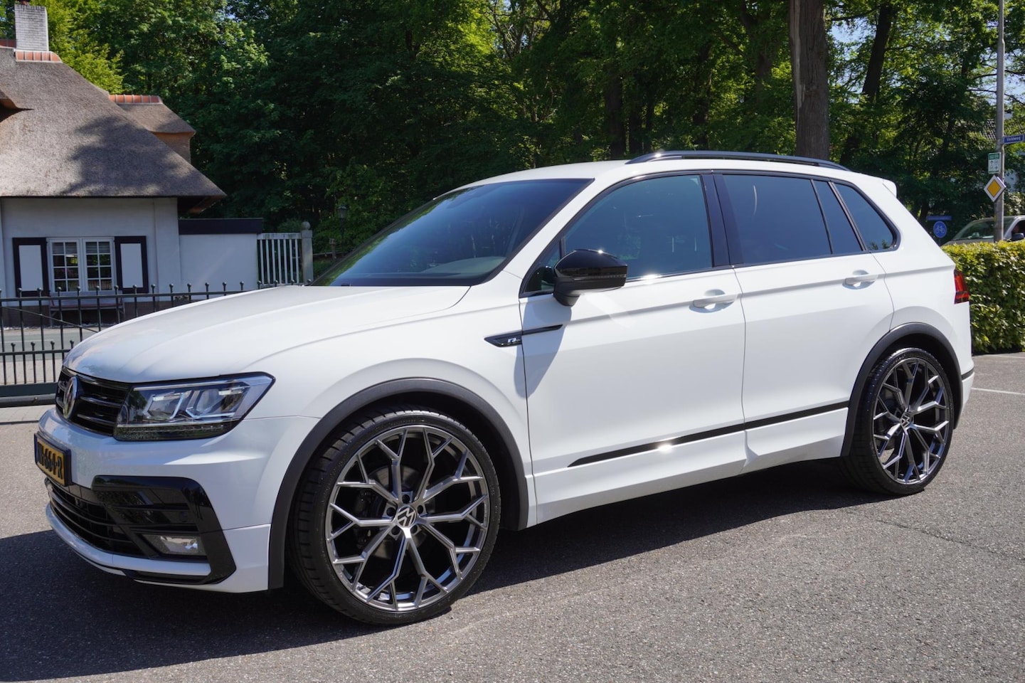 Volkswagen Tiguan - 1.5 TSI ACT Highline Business R-line virtual cockpit full led 23 inch origineel Nederlands - AutoWereld.nl