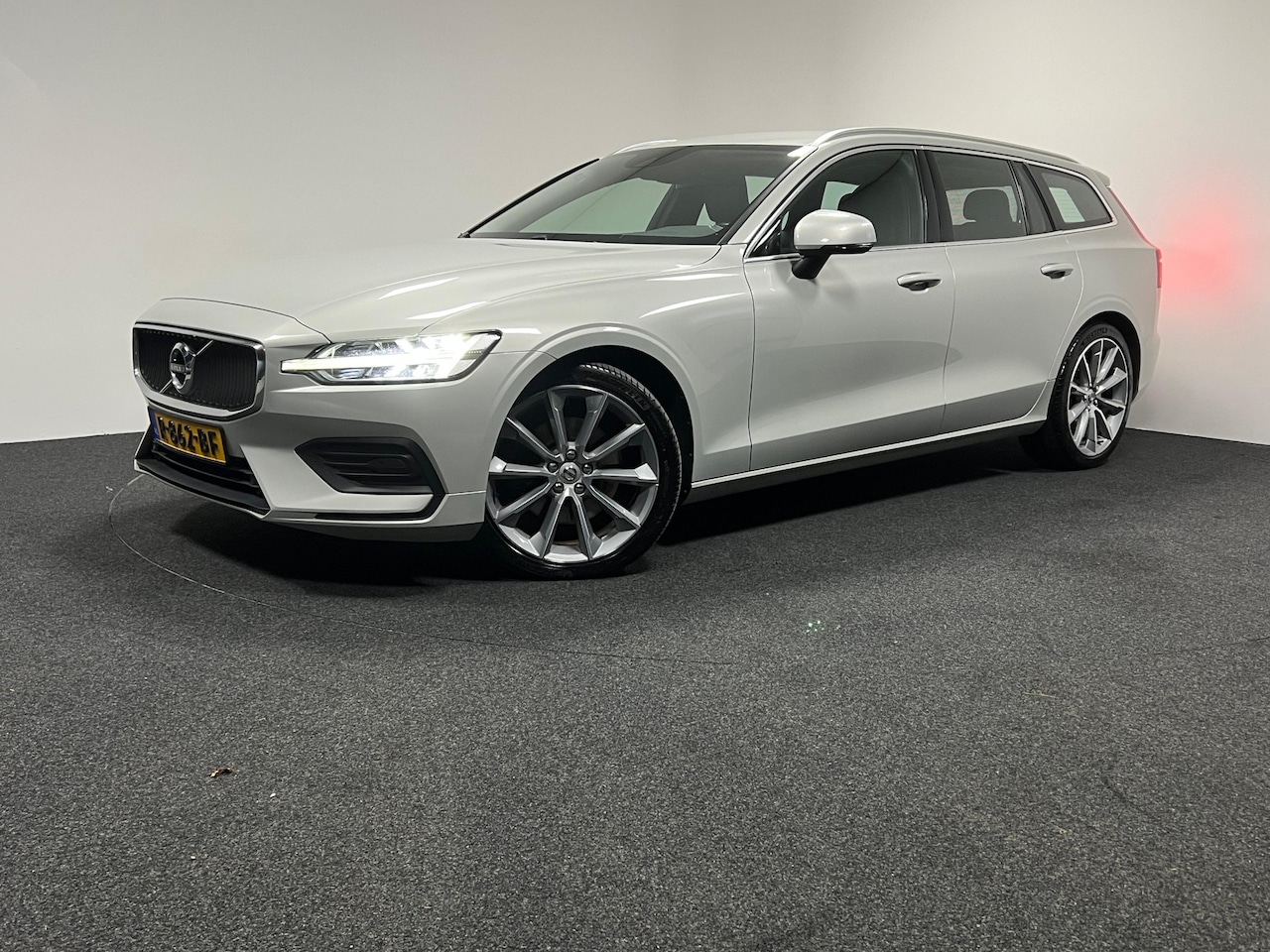 Volvo V60 - 2.0 B3 Momentum Business | NAVI | TREKHAAK | ACC | KEYLESS | STUUR-/STOELVERWARMING | - AutoWereld.nl