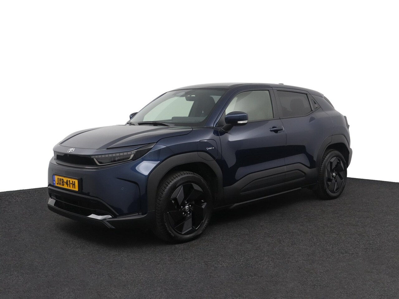 Toyota Urban Cruiser - Dynamic 61 kWh | Stuur en stoelverwarming | Navigatie | Parkeersensoren | All season bande - AutoWereld.nl