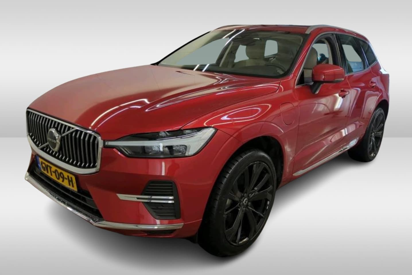 Volvo XC60 - 2.0 T6 Plug-in LongRange AWD Essential Bright / NL Auto / Panoramadak / Leder / Pdc+Camera - AutoWereld.nl