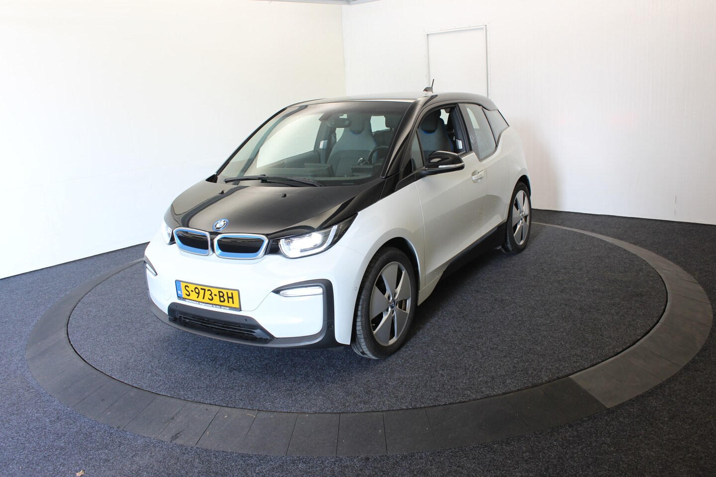 BMW i3 - Exec. 120Ah 42Kwh SOH 94% Warmtepomp Camera Navi Stoelverw - AutoWereld.nl