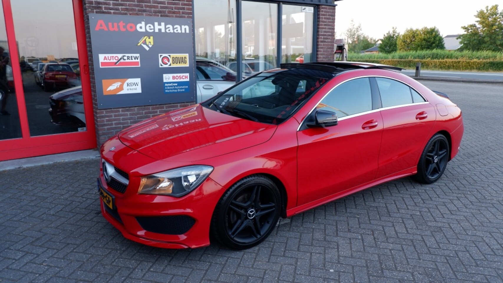 Mercedes-Benz CLA-Klasse - 180 AMG-pakket Pano/Navi/18"/Sportstoelen - AutoWereld.nl