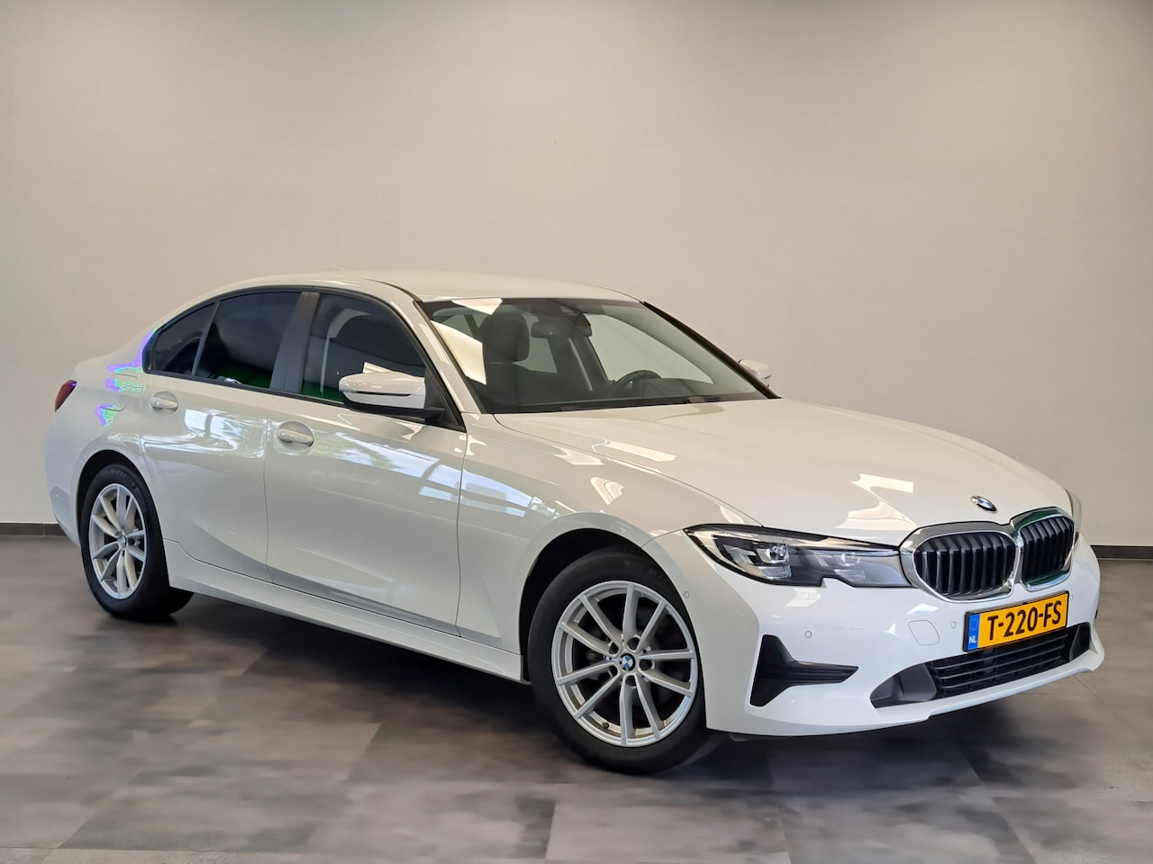BMW 3-serie - 318i Executive Navigatie Clima Cruise PDC LM 157 PK! 24 Maanden garantie* (Vraag naar de v - AutoWereld.nl