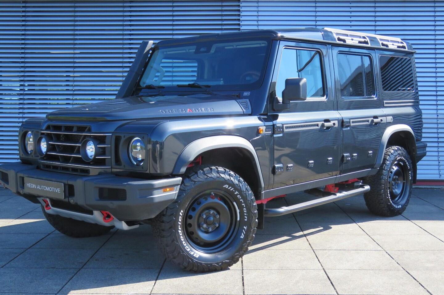 INEOS Grenadier - 3.0 Turbo-Benzine 6-cilinder 4x4 Trailmaster | Sidesteps | Lier | Contrasterend rood ladde - AutoWereld.nl