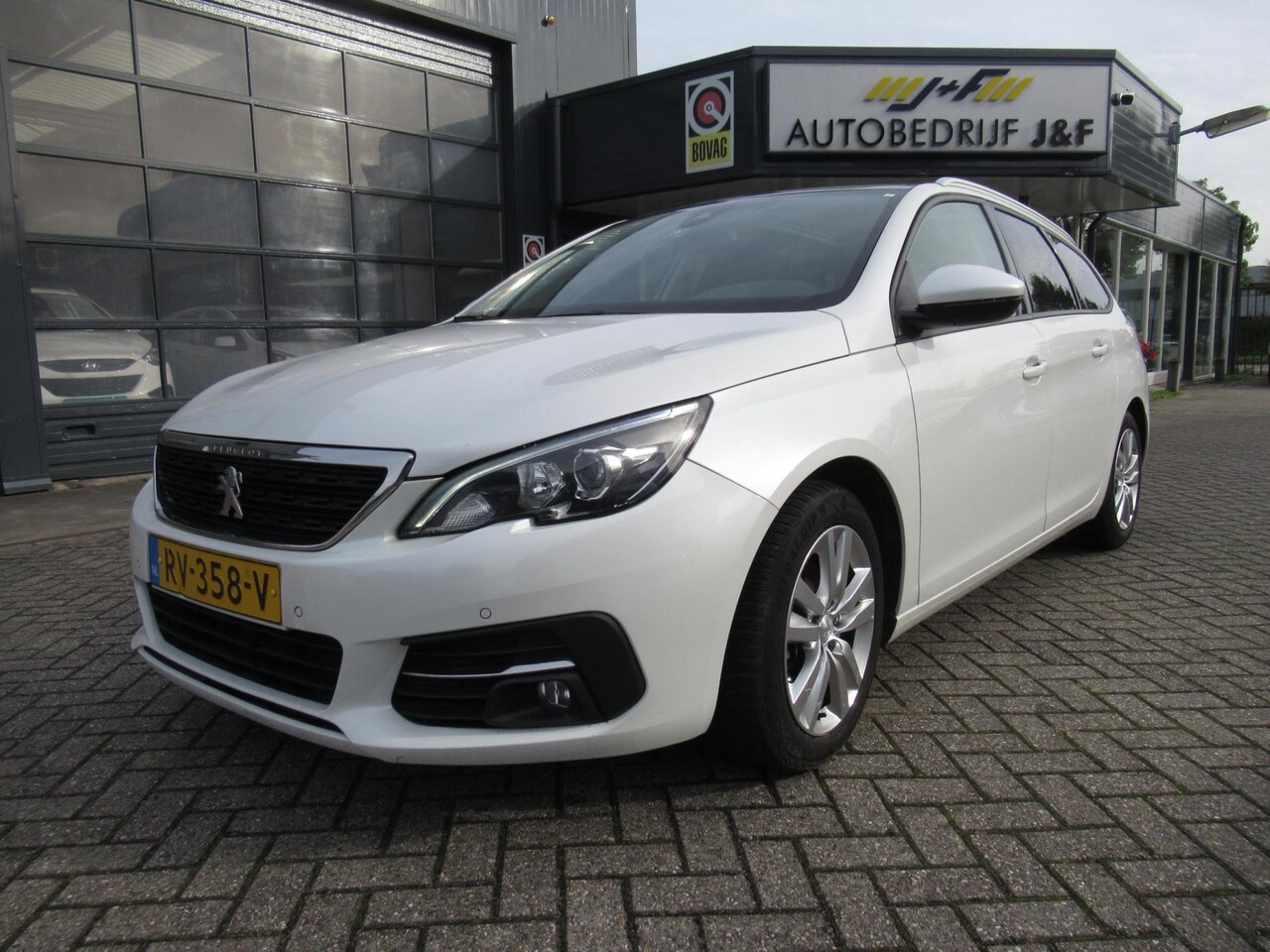 Peugeot 308 SW - 1.2 PureTech Blue Lease Executive / 1ste EIGENAAR / PANORAMADAK / NAV / LMV / CLIMA - AutoWereld.nl