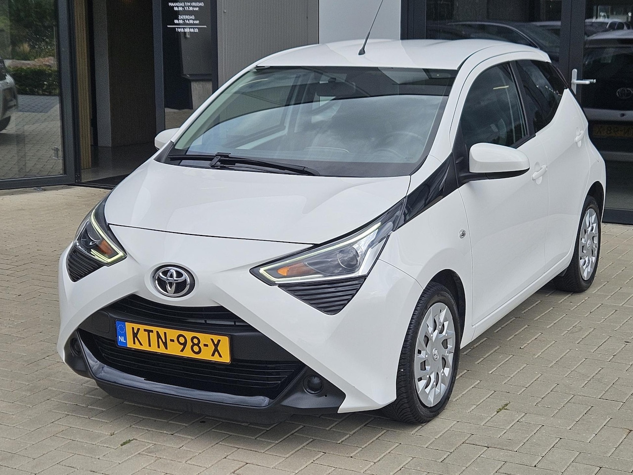 Toyota Aygo - 1.0 VVT-i x-play Limited Carplay Cam DAB - AutoWereld.nl