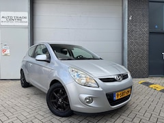 Hyundai i20 - 1.4i DynamicVersion [AUT | Airco | Elek. pakket]