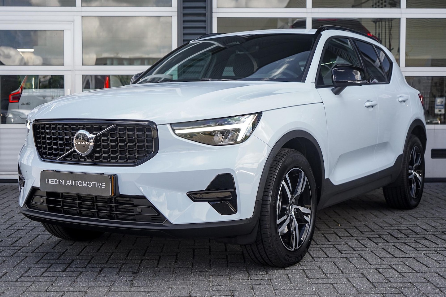 Volvo XC40 - 2.0 B4 Plus | 2.000 kg trekgewicht! | All Season banden | Trekhaak | Elektrische stoelen m - AutoWereld.nl