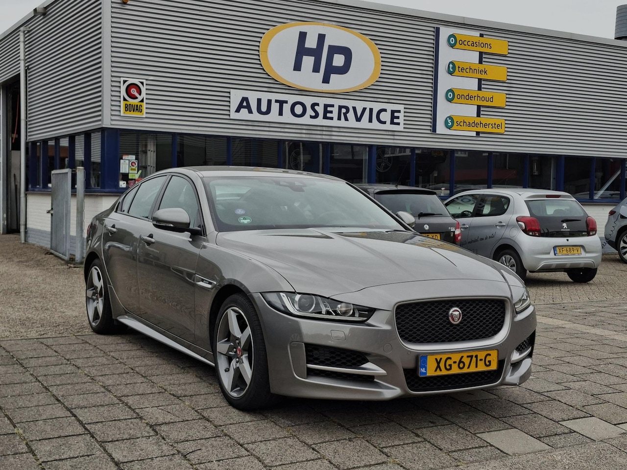 Jaguar XE - 2.0t R-Sport COMPLEET JAGUAR DEALER ONDERHOUDEN! Origineel NL Auto - AutoWereld.nl