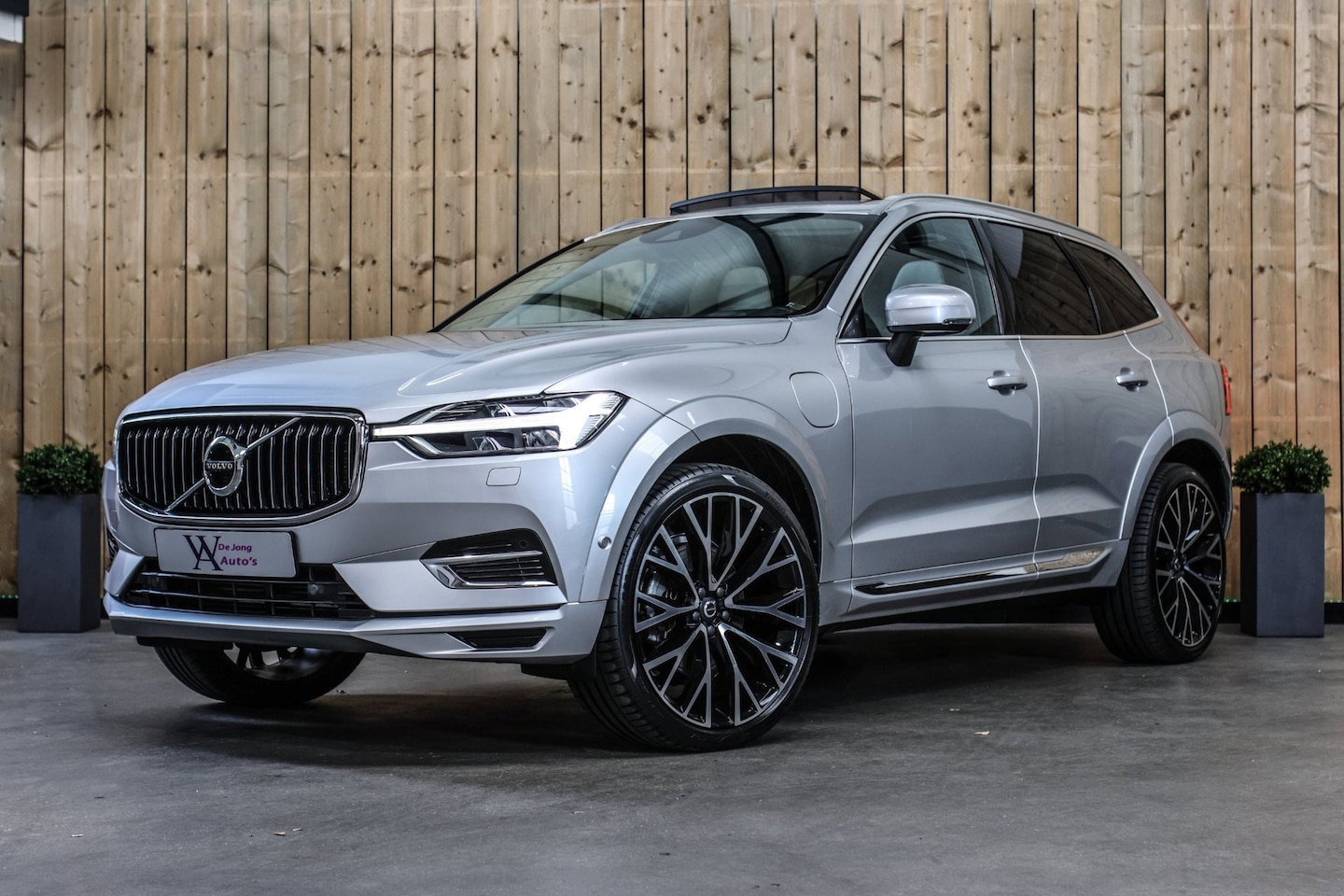 Volvo XC60 - 2.0 T8 Twin Engine AWD Inscription *Pano*Camera*Trekhaak* - AutoWereld.nl