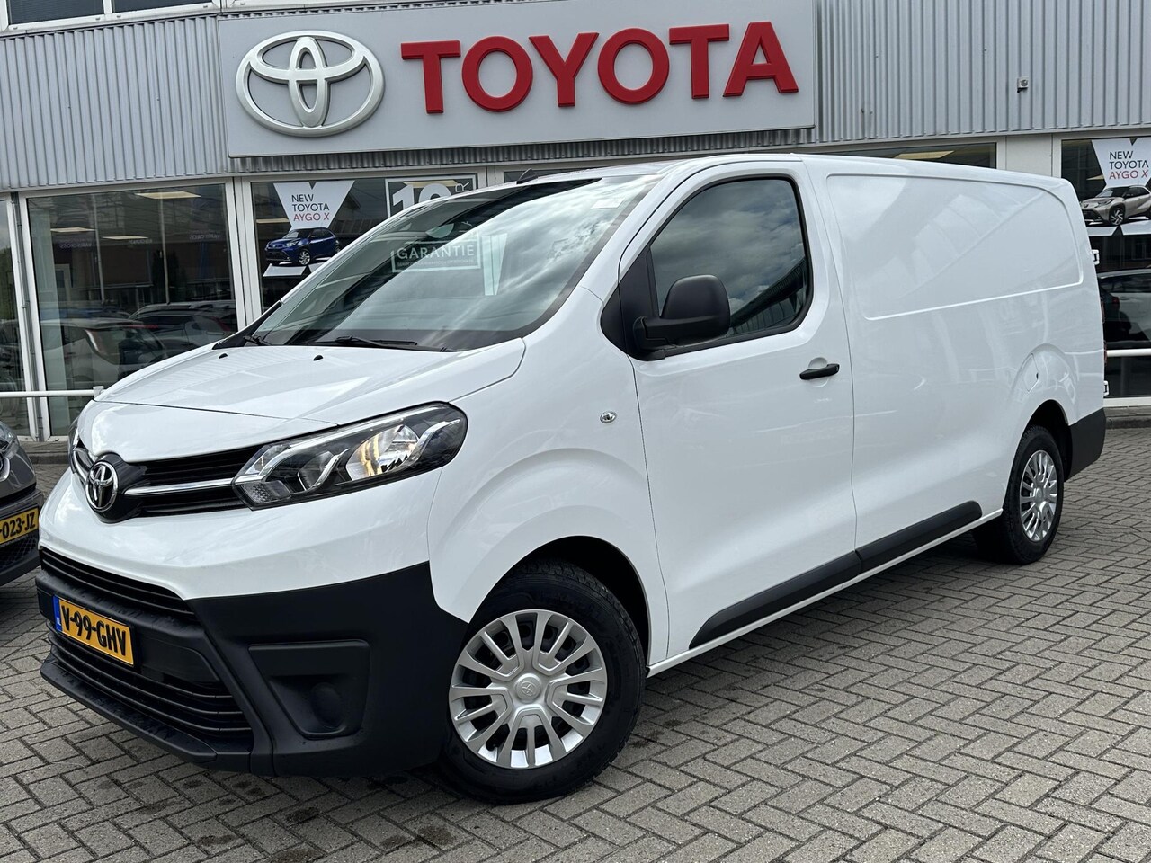 Toyota PROACE Long Worker - 2.0 D-4D Live | Parkeersensoren achter | DAB | Cruise control | Bluetooth | Tussenschot vo - AutoWereld.nl