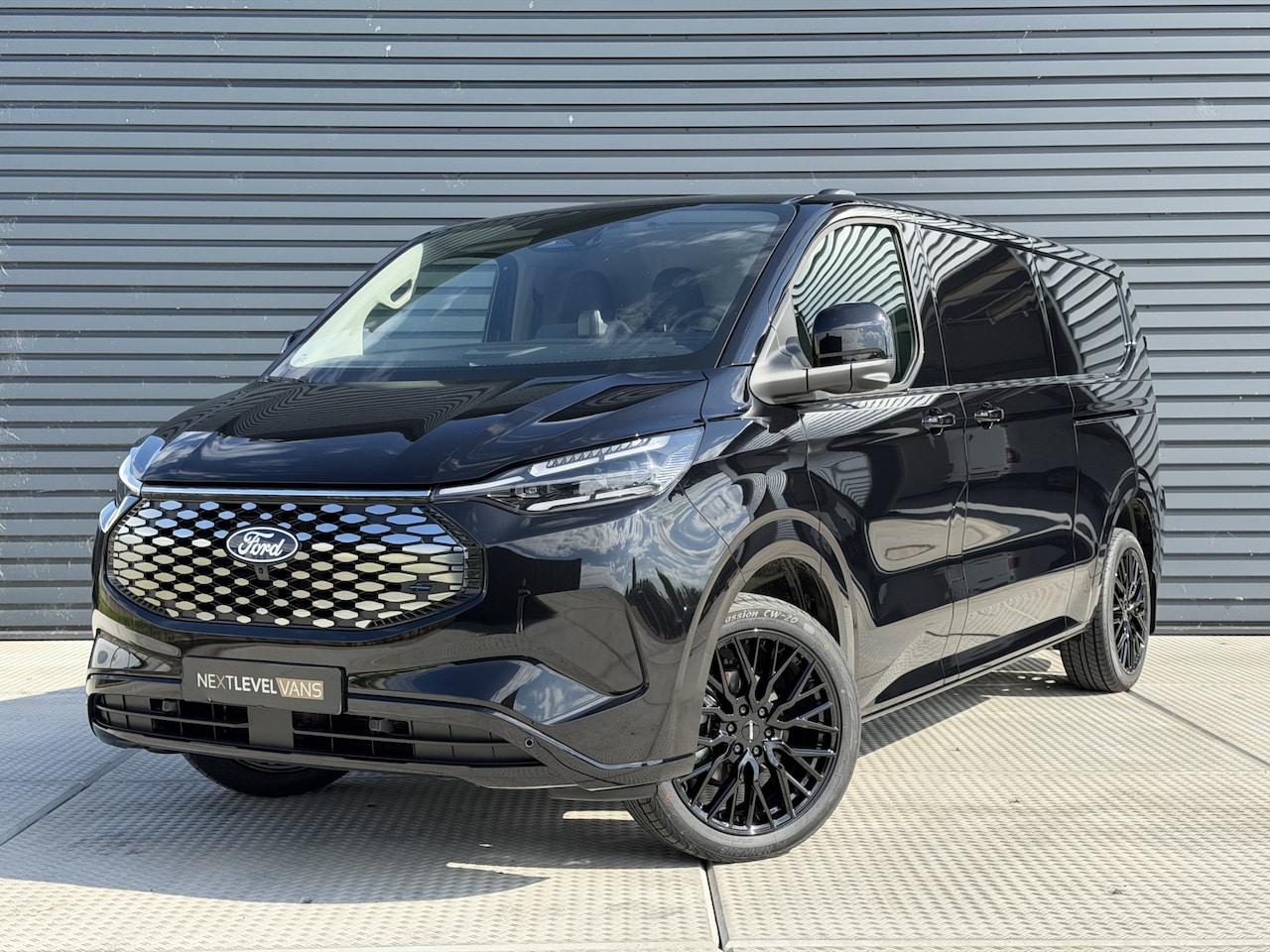 Ford Transit Custom - E-Transit 340 L2H1 Limited 71 kWh | Direct leverbaar! | Dode hoek | 360 Camera | B&O Audio - AutoWereld.nl