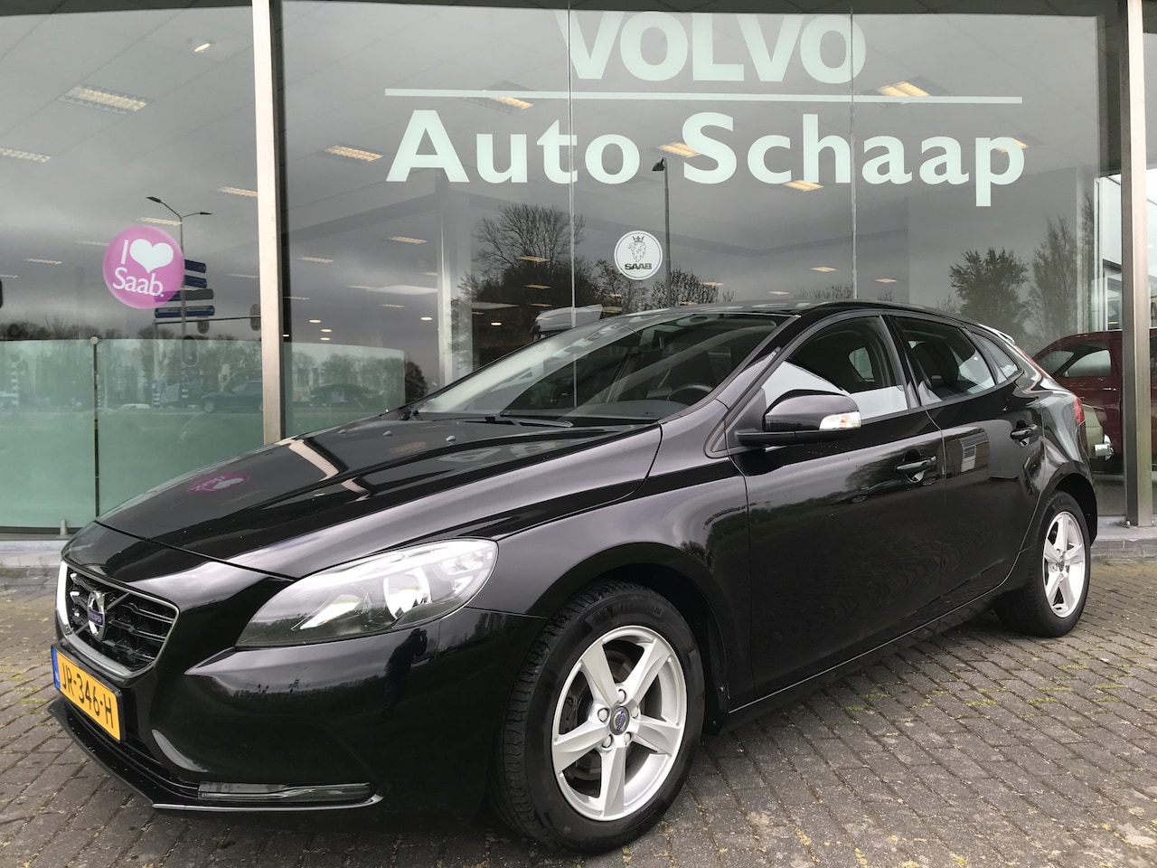 Volvo V40 - 2.0 D2 Kinetic | Rijklaar | EURO6 Trekhaak afneembaar LED dagrij Parkeersensoren - AutoWereld.nl