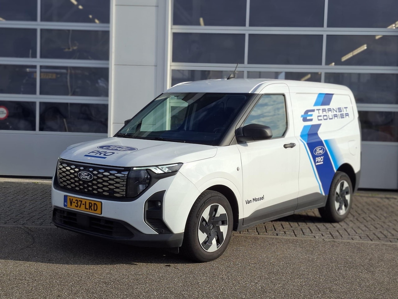 Ford Transit Courier - E-Transit Trend 44 kWh - AutoWereld.nl