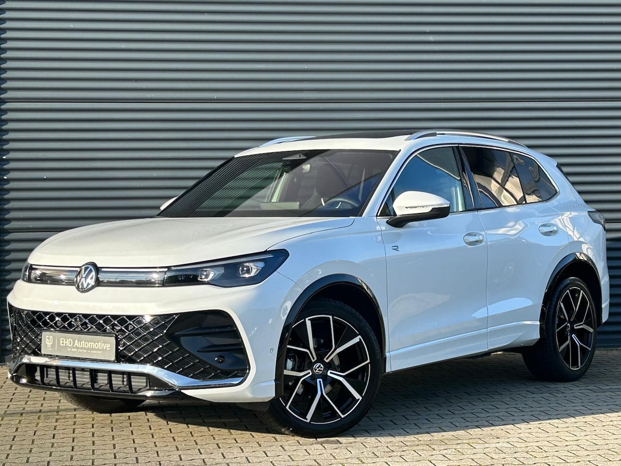 Volkswagen Tiguan - 1.5 eTSI R-Line | Nieuw model | Pano | HuD | Trekhaak | Keyless | Fabrieksgarantie - AutoWereld.nl
