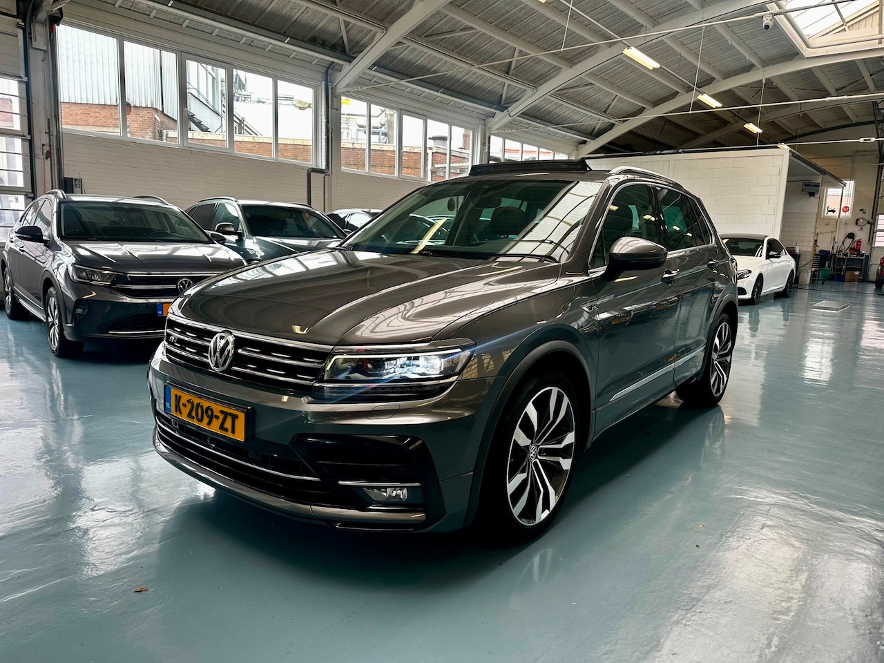 Volkswagen Tiguan - R-Line 4-Motion Pano/360 Camera/Trekhaak - AutoWereld.nl