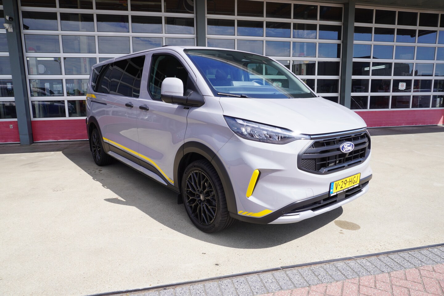 Ford Transit Custom - 320L 2.0 TDCI 136PK L2H1 Trail DubbelCabine Schuifdeur L/R Nr. V090 | Airco | Adap | Navi| - AutoWereld.nl