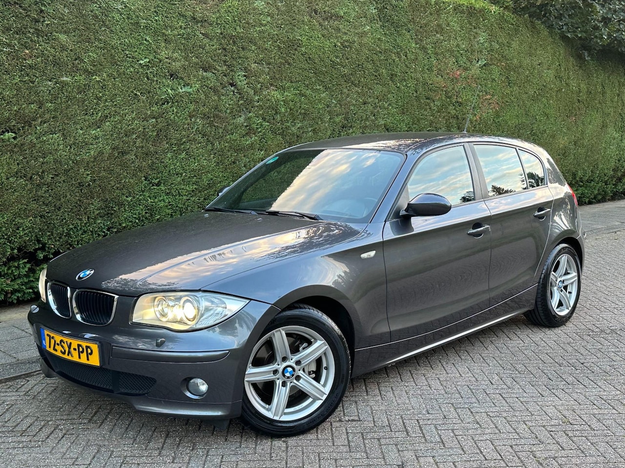 BMW 1-serie - 120i Graphite /AUTOMAAT/LEER/XENON/PDC/RIJDTSUPER!/ - AutoWereld.nl
