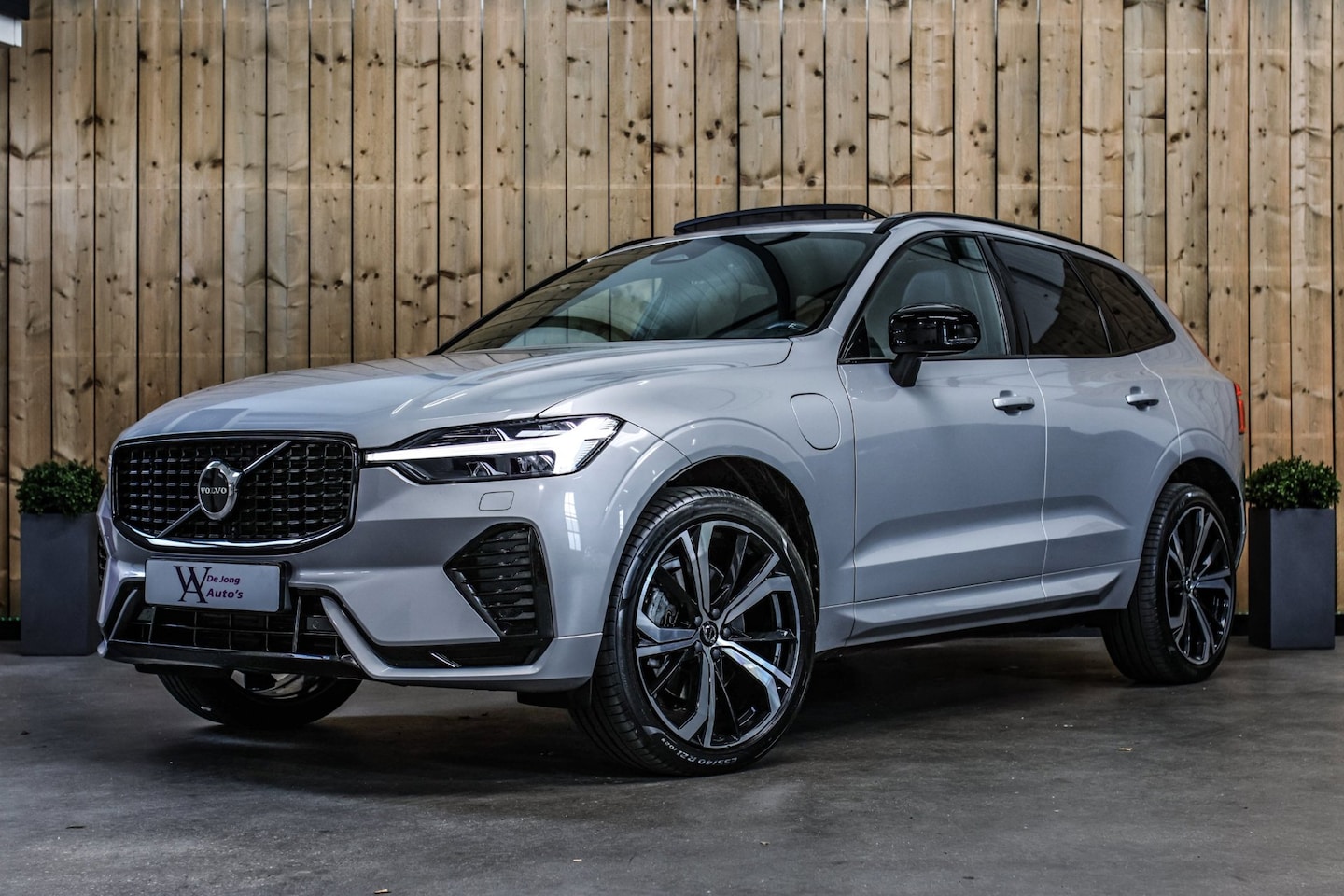Volvo XC60 - 2.0 T8 Plug-in hybrid AWD R-Design *Pano*H/K*Luchtvering*Trekhaak* - AutoWereld.nl