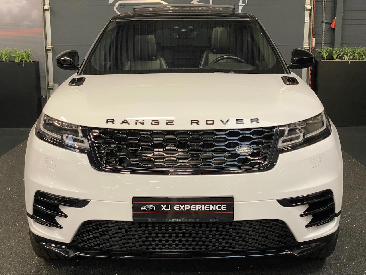 Land Rover Range Rover Velar - 2.0 AWD HSE R-Dynamic PANO 241 PK Massage Leder - AutoWereld.nl