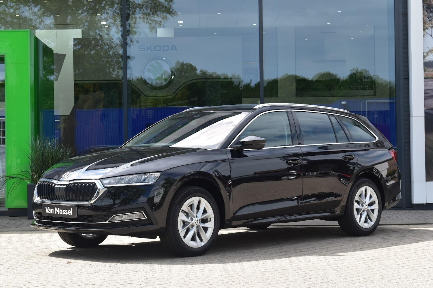 Skoda Octavia Combi - 1.0 TSI Business Edition Plus 110 PK | LED Koplampen | Navigatie | Trekhaak | Climate Cont - AutoWereld.nl