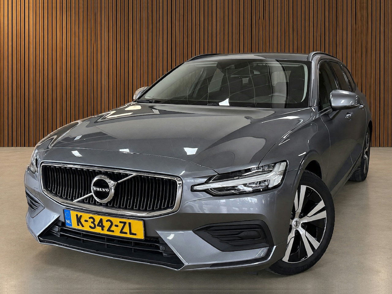 Volvo V60 - 2.0 B3 Momentum Advantage | PDC | Carplay | Trekhaak - AutoWereld.nl