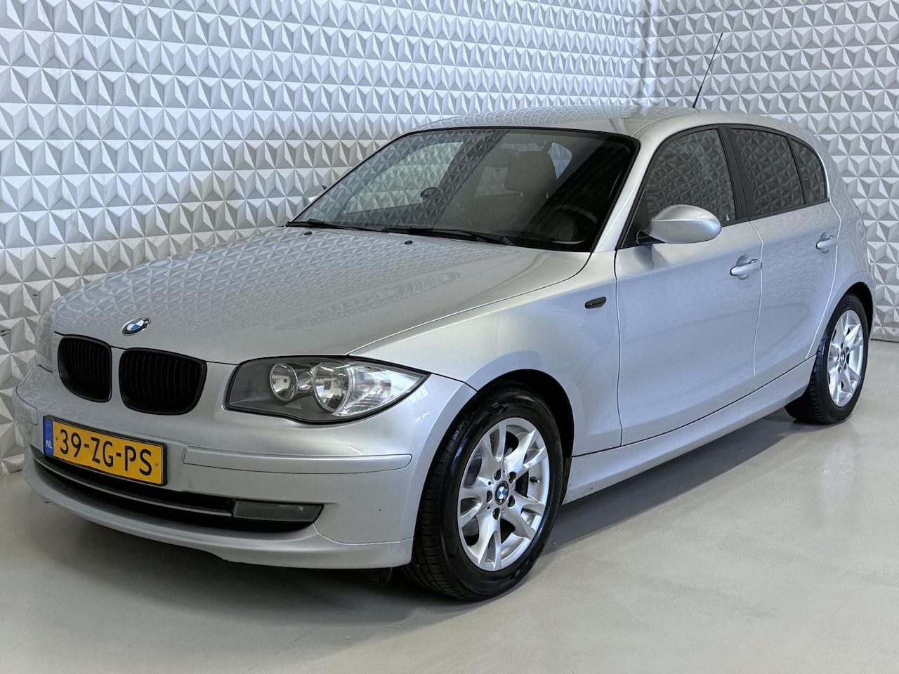BMW 1-serie - 118i Airco Leder 191.000km / HANDEL! (2008) - AutoWereld.nl