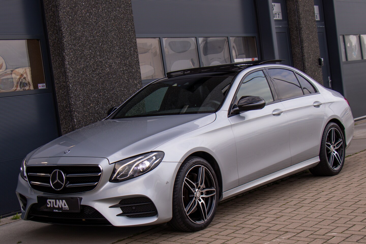 Mercedes-Benz E-klasse - 200 AMG | Pano | Night | Virtual | Carbon | Burmester | Camera | Sfeer | Trekhaak | Stoelv - AutoWereld.nl