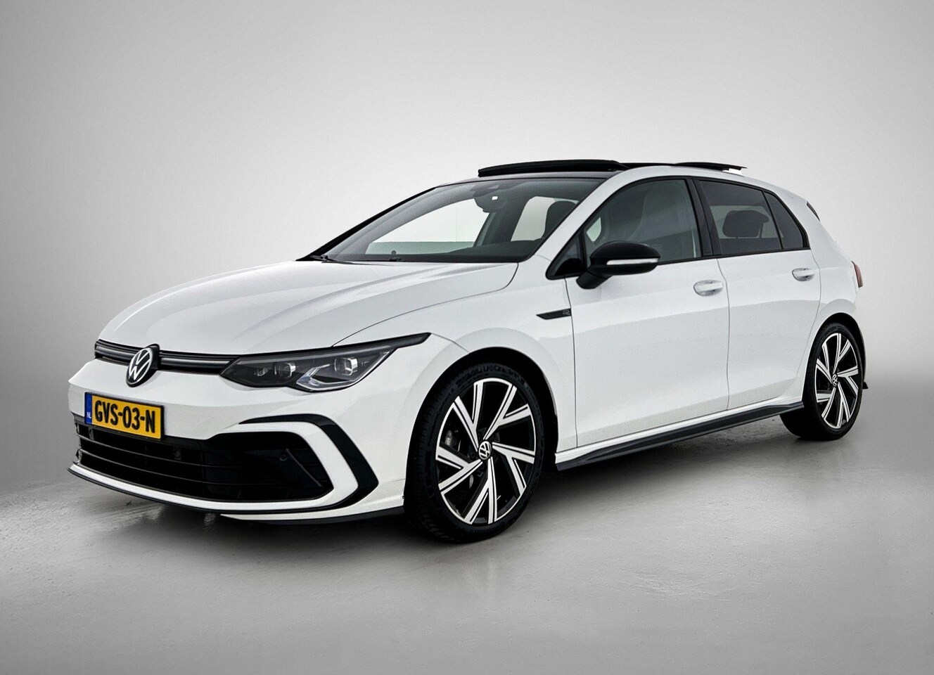 Volkswagen Golf - 1.5 eTSI R-Line Business | Automaat | Panoramadak | Navigatie | Apple Carplay / Android Au - AutoWereld.nl
