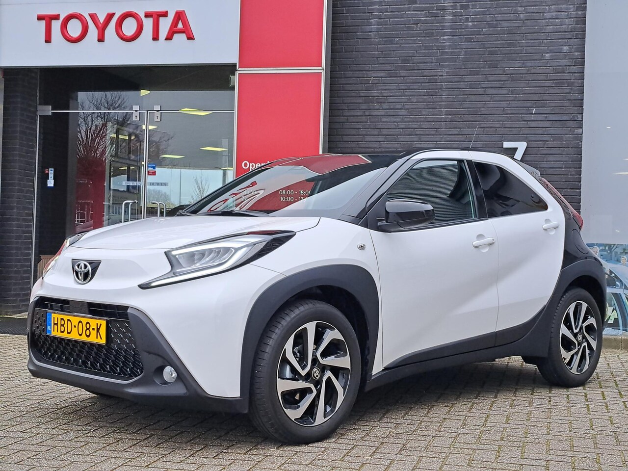 Toyota Aygo X - PULSE 5-DEURS CAMERA CLIMA 17"LMV PRIVACY-GLASS LED DAB+ NL-AUTO - AutoWereld.nl