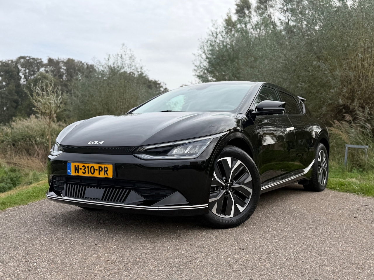 Kia EV6 - Plus 77.4 kWh PLUS / Incl. BTW / 1 Eigenaar / Clima / Navi / Camera / Elektrische Voorstoe - AutoWereld.nl