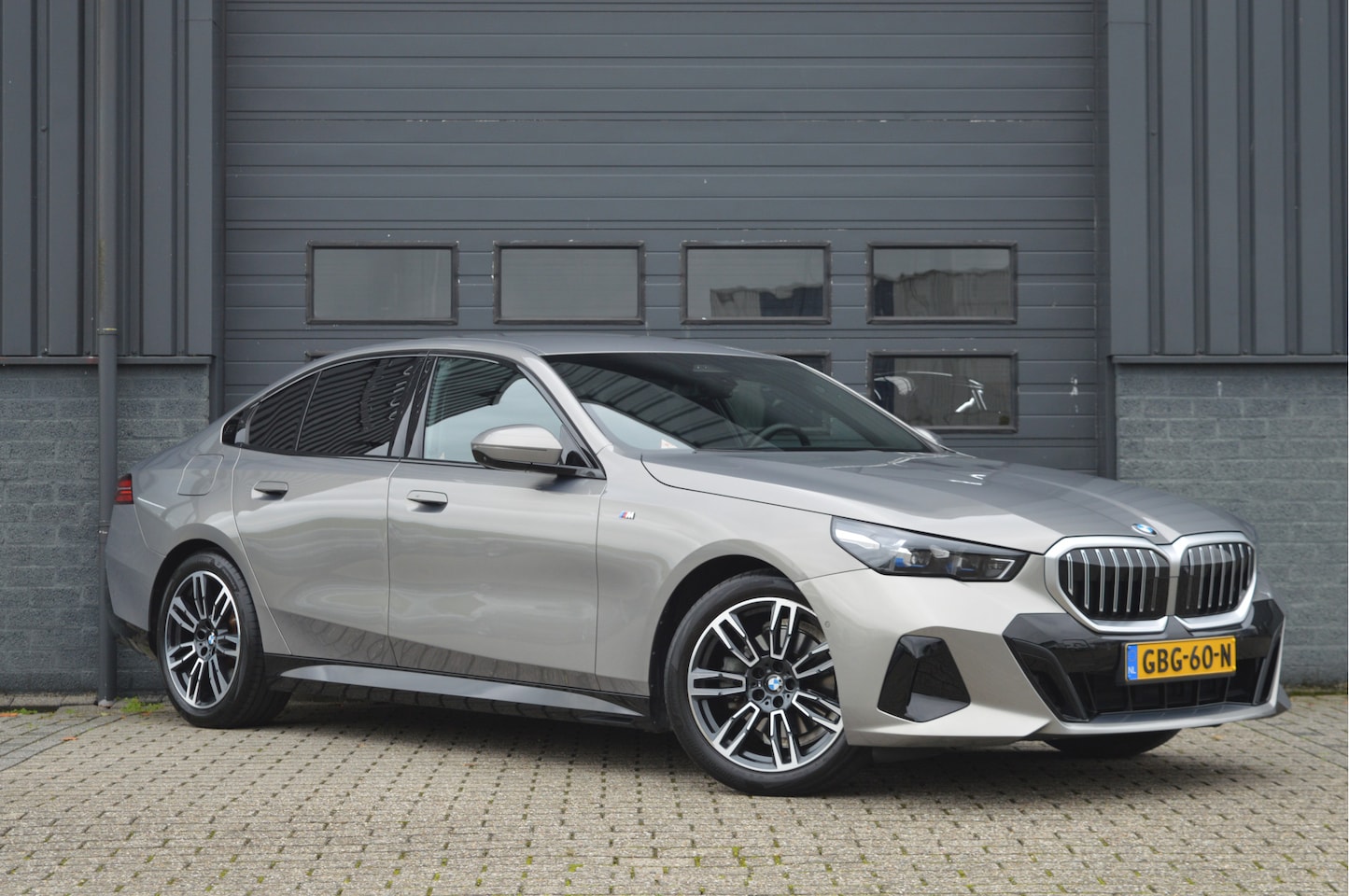 BMW 5-serie - 520i M-PAKKET | ACC | 360 CAM | HUD | H&K | - AutoWereld.nl
