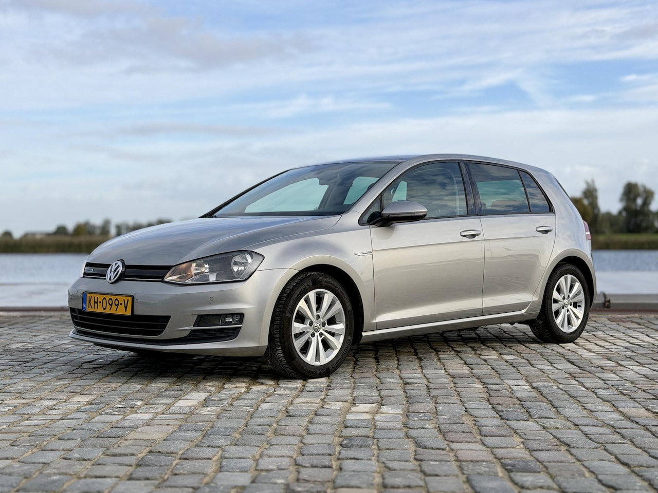 Volkswagen Golf - 1.0 TSI Connected Series|Carplay|Camera|Cruise - AutoWereld.nl