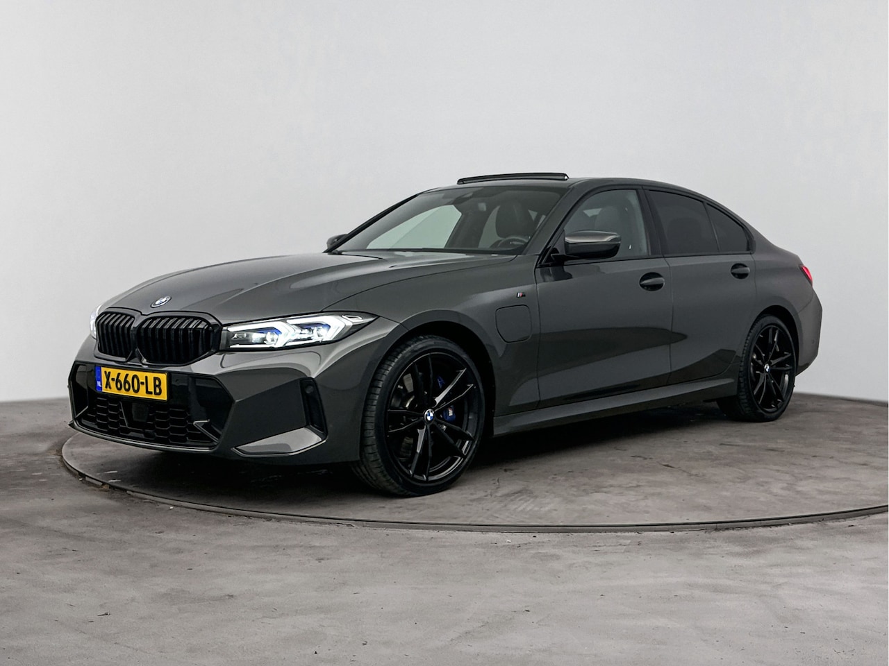 BMW 3-serie - 320e M Sport Automaat / Schuif-kanteldak / Sportstoelen / Achteruitrijcamera / Adaptieve L - AutoWereld.nl