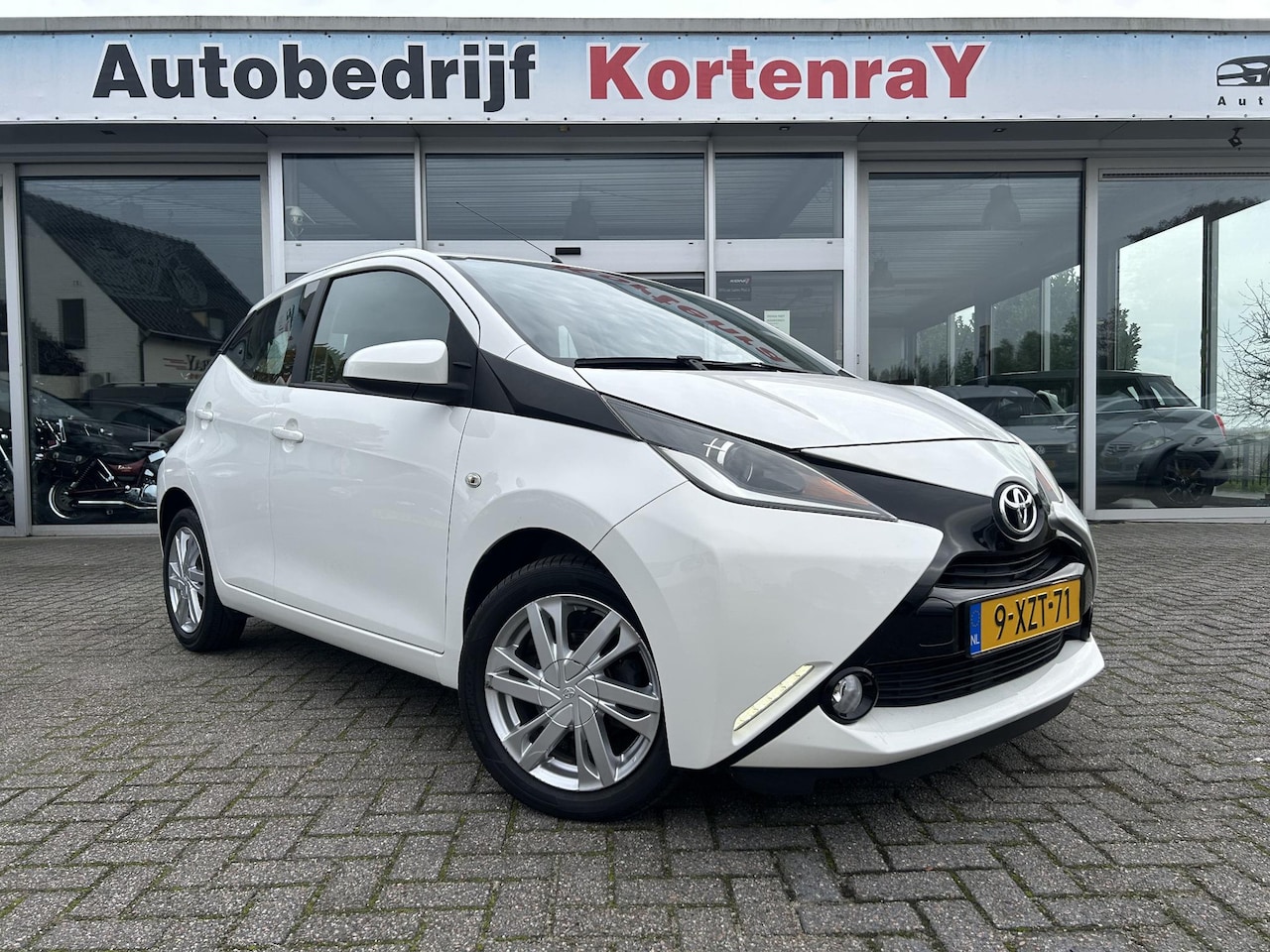 Toyota Aygo - 1.0 VVT-i x-play /cruise control/achteruitrijcamera/lichtmetalen sportvelgen. - AutoWereld.nl