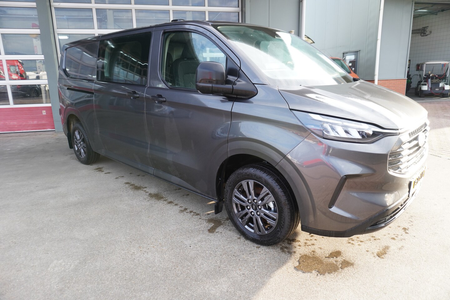 Ford Transit Custom - 320L 2.0 TDCI 150PK L2H1 Trend Dubbelcabine Schuifdeur L/R Nr. V135 | Airco | Cruise | Nav - AutoWereld.nl
